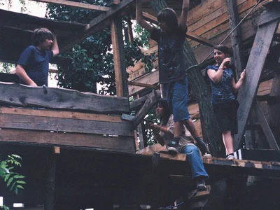 Kinder bauen eine mehrstöckige Holzhütte auf dem Robinson-Spielplatz Muttenz