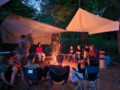 Am Lagerfeuer chillen kann man gut auf dem Robinson-Spielplatz Muttenz