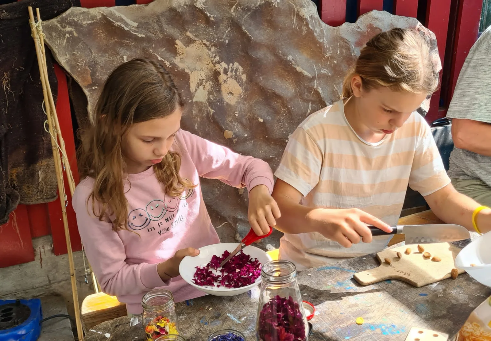 Kräuterwerkstatt mit Beatrice auf dem Robinson-Spielplatz Muttenz