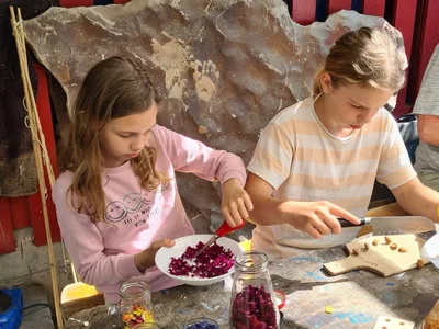 Kräuterwerkstatt mit Beatrice auf dem Robinson-Spielplatz Muttenz